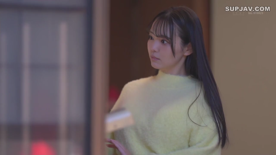 室内 · 平静 · 半身 · 凝视 · 长发 · 黄色毛衣 · 侧站