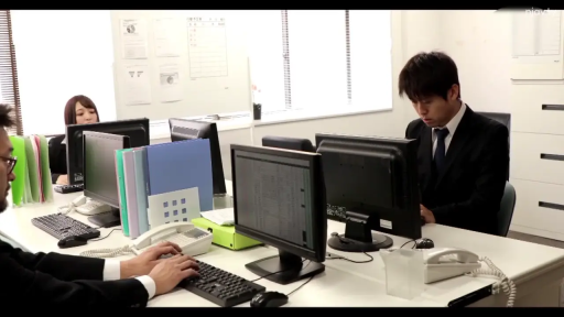 坐姿 · 专注 · 办公室 · 键盘 · 西装 · 办公 · 多人场景