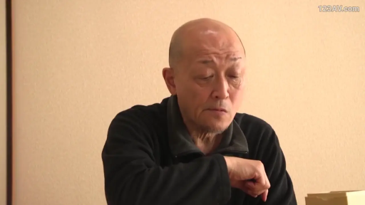 室内 · 坐姿 · 面部 · 忧郁 · 老年男性 · 黑色外套 · 思考