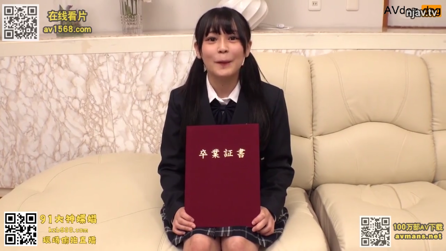 室内 · 专注 · 口交 · 跪姿 · 地毯 · 嘴部特写 · 视角拍摄 · 紧身连体衣