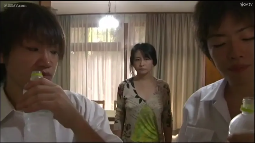 室内 · 严肃 · 站立 · 中景 · 毛衣 · 三人 · 塑料瓶 · 饮水