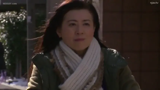 Close-up of the face · Stand · 行走 · Outdoor · Mature woman · Close your eyes · 围巾外套