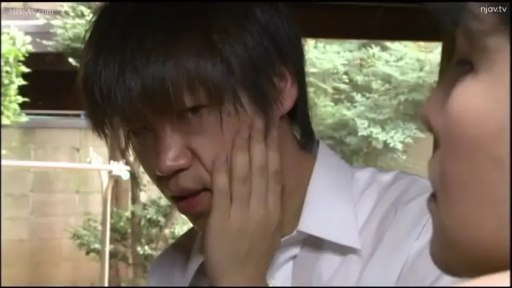 卧室 · 白色衬衫 · 面部特写 · 男性 · 皱眉 · 狰狞 · 手托脸