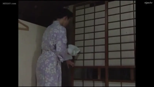 站立 · 障子门 · 全景 · 平静 · 和式房间 · 浴衣 · 拿毛巾 · 日式传统