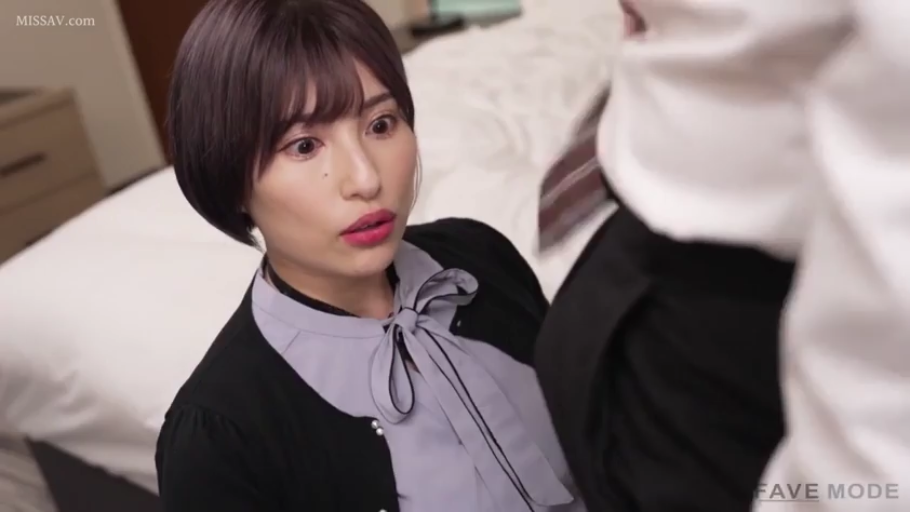 卧室 · 床 · 跪姿 · 面部特写 · 职业装 · 凝视 · 短发 · 震惊