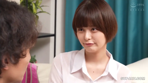 室内 · 坐姿 · 交谈 · 白色衬衫 · 面部特写 · 短发 · 大笑