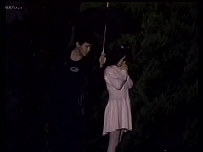 委屈 · 站立 · 中景 · 连衣裙 · 剧情 · 户外 · 雨伞 · 撑伞