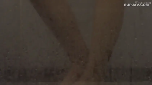 站立 · 中景 · 微笑 · 棕色毛衣 · 看向镜头 · 综艺节目 · 粉色装饰房间 · 墙壁贴饰
