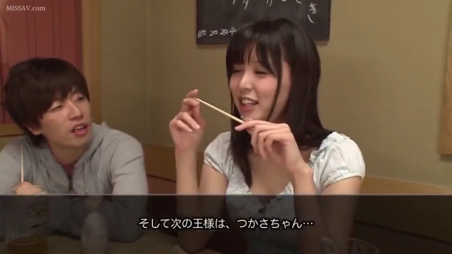 坐姿 · 交谈 · 字幕 · 中景 · 微笑 · 居酒屋 · 浅色上衣 · 筷子