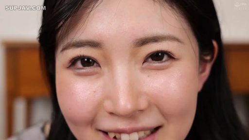 室內 · 臉部特寫 · 微笑 · 注視 · 清纯 · 正对镜头 · 普通服饰