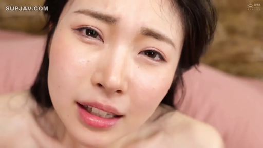 室内 · 脸部特写 · 俯卧 · 裸体 · 注视 · 亚洲女性 · 哀求