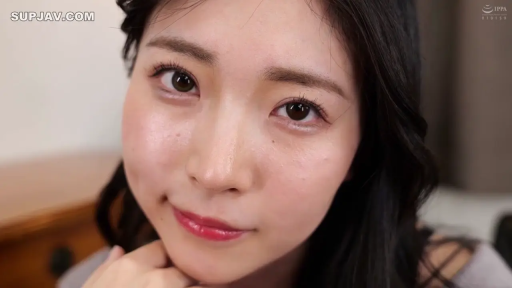 室内 · 脸部特写 · 微笑 · 灰色上衣 · 注视 · 正对镜头 · 黑色长发