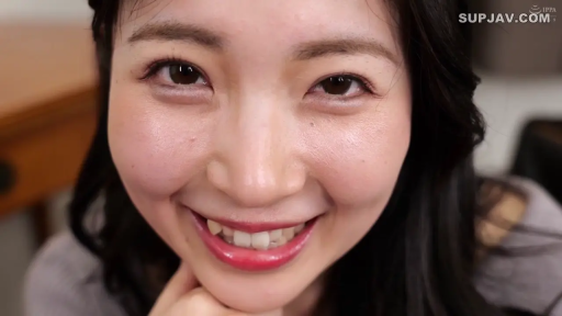 室内 · 脸部特写 · 甜美 · 微笑 · 灰色上衣 · 长发 · 俯视