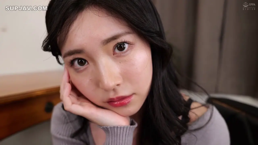 室内 · 平静 · 顔のクローズアップ · 注视镜头 · 长发 · グレー ニットセーター · 托腮 · 书桌