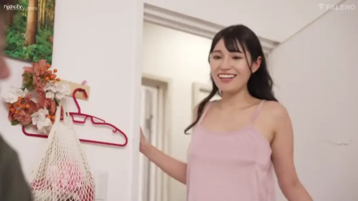 站立 · 中景 · 居家 · 门口 · 喜悦 · 挂钩 · 粉色吊带背心 · 走入