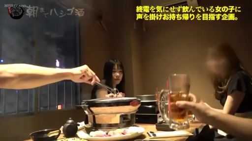 坐姿 · 中景 · 自然 · 酒杯 · 餐厅 · 便装 · 聚餐 · 搭讪题材