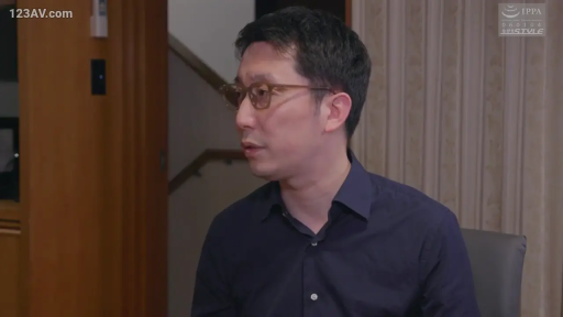 室内 · 坐姿 · 严肃 · 眼镜 · 中年男性 · 面部中景 · 侧头观看 · 深色长袖衬衫