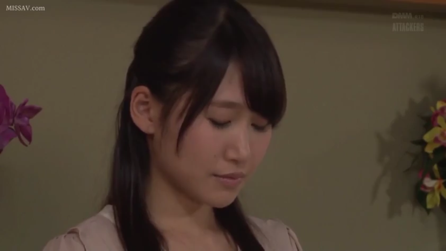 室內 · 憂鬱 · 低頭 · 臉部特寫 · 靜止 · 亚洲女性 · 浅色上衣 · 花卉