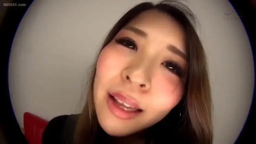 室内 · 身をかがめる · 顔部のクローズアップ · 对视 · 黑色上衣 · 微かに口を開く