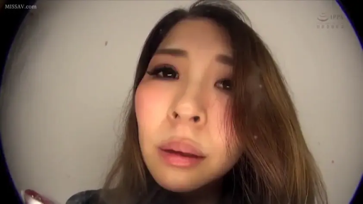 室內 · 臉部特寫 · 深色上衣