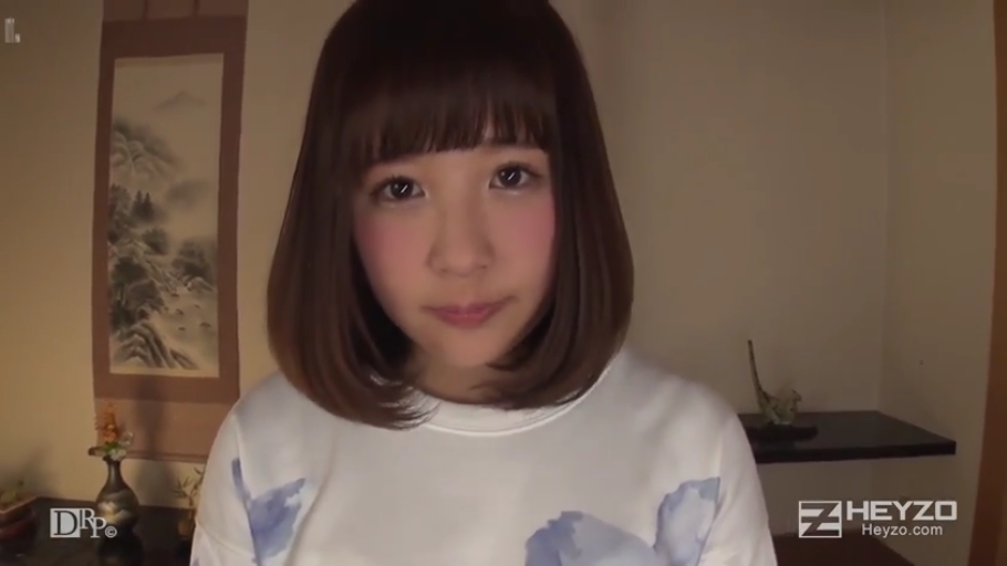 室内 · 脸部特写 · 注视镜头 · 正面 · 羞涩微笑 · 白色印花T恤 · 挂轴 · 齐刘海短发