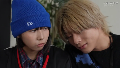 室内 · 情侣 · 低头注视 · 撇嘴 · 并肩 · 针织帽 · 双人面部