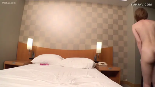 全裸 · 站立 · 酒店 · 短发 · 双人床 · 背影 · 停留
