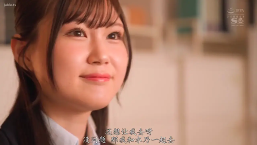 室内 · 脸部特写 · 微笑 · 职业装 · 凝视 · 长发 · 侧颜