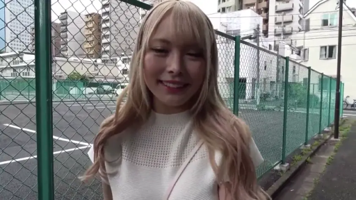 站立 · 白色短袖 · 上半身特写 · 自然光 · 捂嘴笑 · 挎包带 · 开朗微笑 · 户外围栏