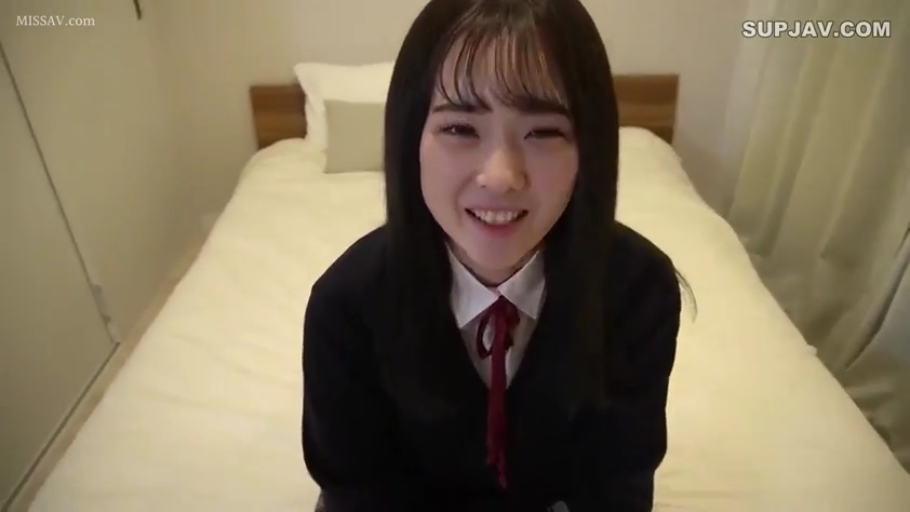 坐姿 · 臥室 · 微笑 · 床 · 面对镜头 · 面部特寫 · 學生制服 · 长发