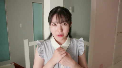 室内 · 委屈 · 站立 · 对视 · 上半身 · 长发 · 条纹无袖上衣