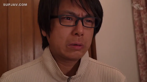 Indoor · Close-up of the face · 正面 · 拉链毛衣