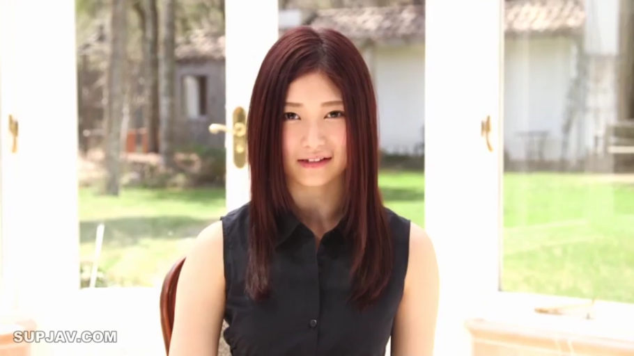 室内 · 微笑 · 半身 · 正坐 · 注视镜头 · 长发 · 黑色无袖衬衫