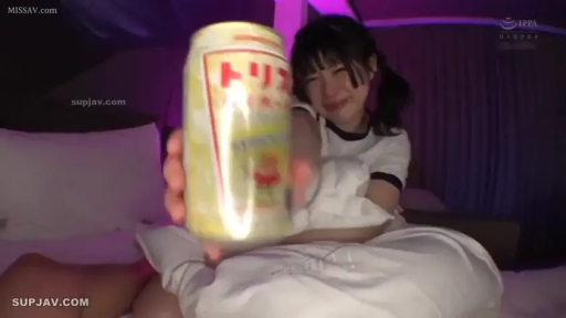 坐姿 · 第一视角 · 卧室 · 笑容 · 体操服 · 饮料罐 · 递饮料 · 易拉罐特写