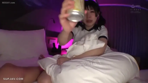 座り姿勢 · 寝室 · 一人称視点 · 哭泣 · 易拉罐 · 罐装饮料 · 運動短袖 · 递酒行为