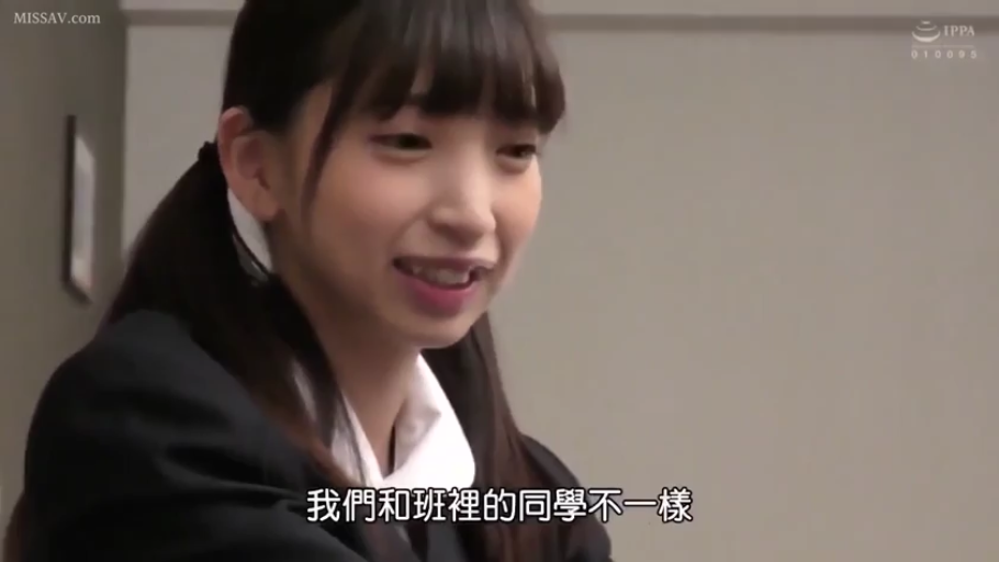 室内 · 俯身 · 黑色蕾丝内衣 · 甜美微笑 · 展示乳房 · 面部与胸部特写 · 短发女性