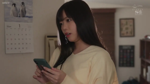 室内 · 站立 · 半身 · 看手机 · 手机 · 长发 · 惊讶 · 黄色上衣