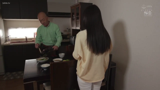 Stand · 全景 · 自然 · Casual wear · 居家 · Kitchen · 餐具 · 准备用餐