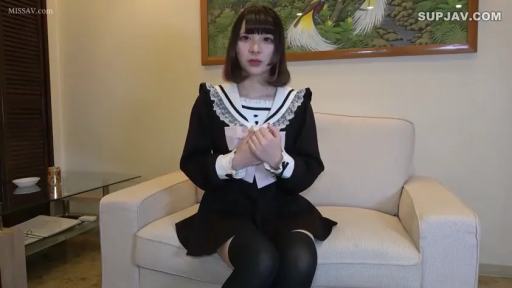 室内 · 坐姿 · 全身 · 沙发 · 面对镜头 · 女仆装 · 短发 · 紧张