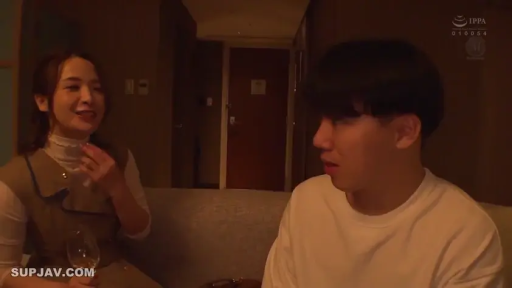 室内 · 坐姿 · 交谈 · 中景 · 微笑 · 酒杯 · 褐色背心