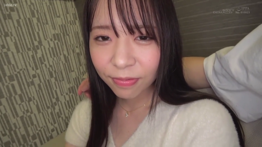 室内 · 坐姿 · 脸部特写 · 微笑 · 注视 · 白色毛衣