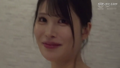 室内 · 脸部特写 · 全裸 · 微笑 · 注视镜头 · 柔光 · 立姿