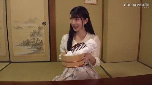 坐姿 · 和室 · 微笑 · 毛巾 · 连身裙 · 手持木盆