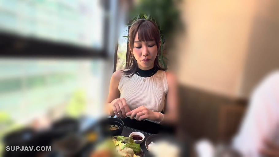 坐姿 · 自然 · 半身 · 餐厅 · 无袖针织衫 · 亚洲女性 · 用餐 · 餐具