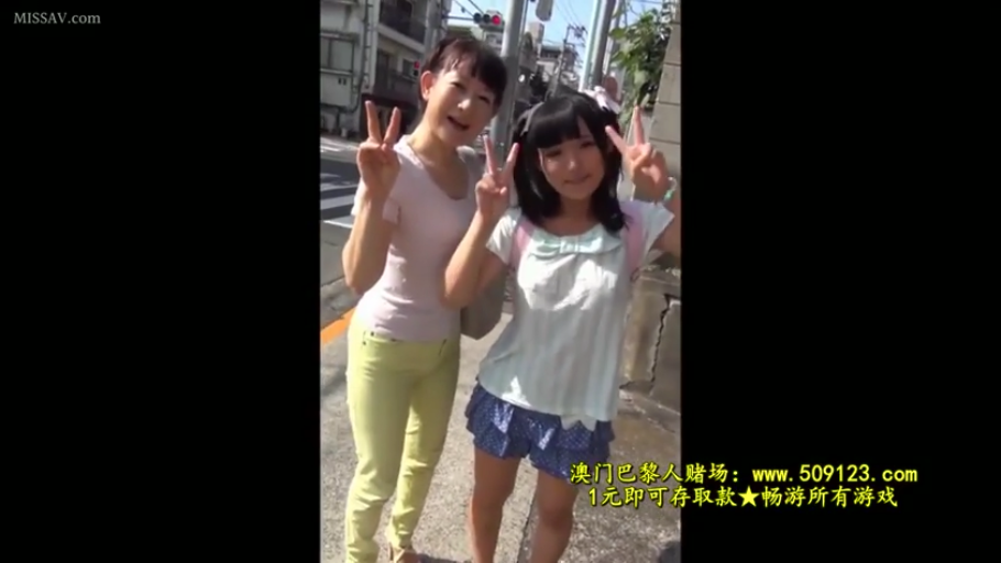开心 · 黄色长裤 · 马路边 · 画面带有赌博广告水印