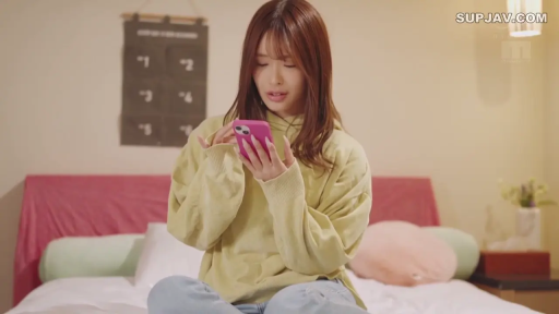 寝室 · 平静 · 携帯電話 · 上半身 · 黄色卫衣 · 盘腿坐 · 居家日常 · 使用手机