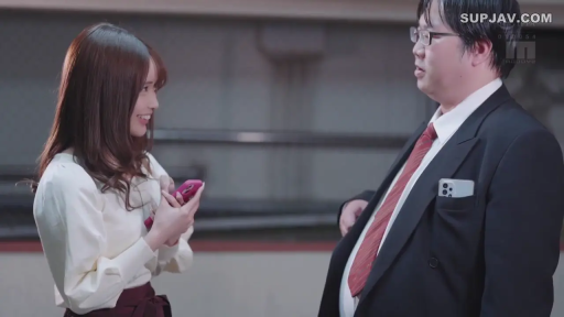 室内 · 会話 · スーツ · 微笑 · 携帯電話 · 面对面站立 · 半身照 · 丑男美女