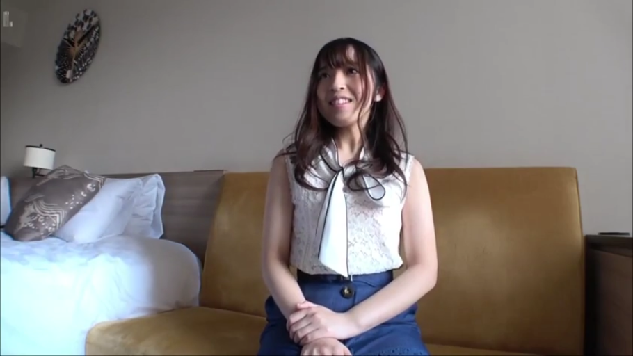 坐姿 · 中景 · 微笑 · 酒店房间 · 长发 · 访谈 · 黄色沙发 · 白色蕾丝无袖衫