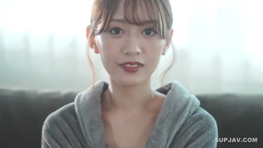 室内 · 微笑 · 面部特写 · 正坐 · 注视 · 长发 · 浴袍