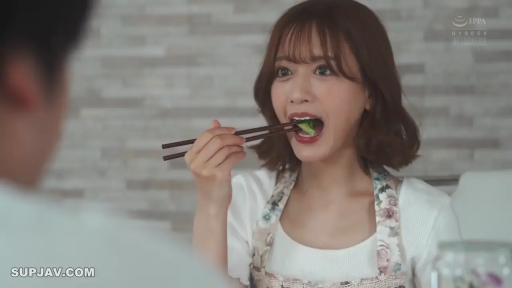 Sitting Posture · 面部特写 · 餐厅 · 进食 · 张嘴 · Apron · 筷子 · 人妻